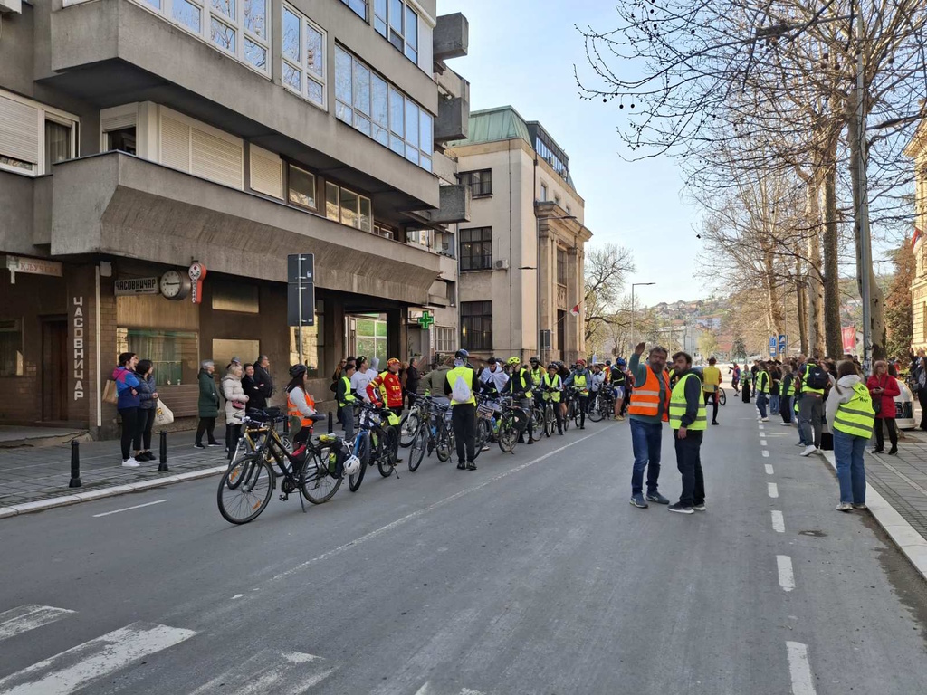 Studenti na biciklima krenuli za Kraljevo/Vamedia