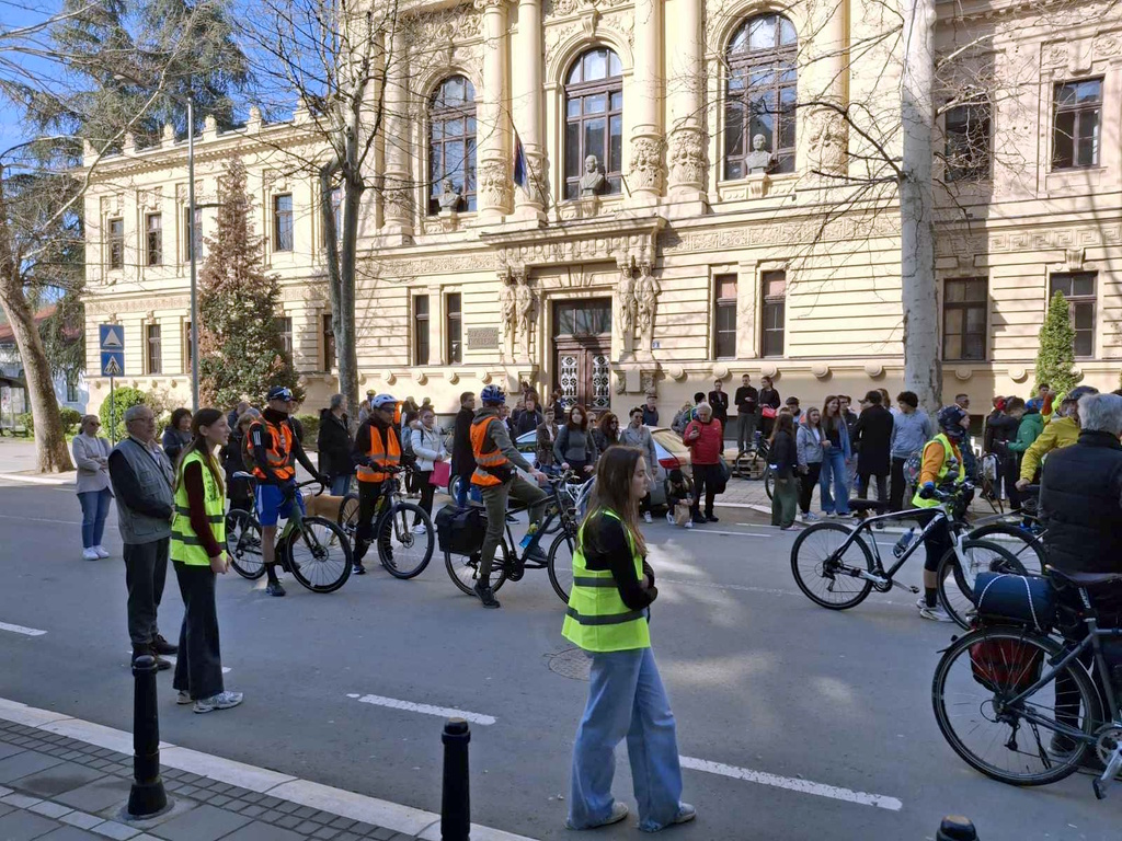 Studenti na biciklima krenuli za Kraljevo/Vamedia