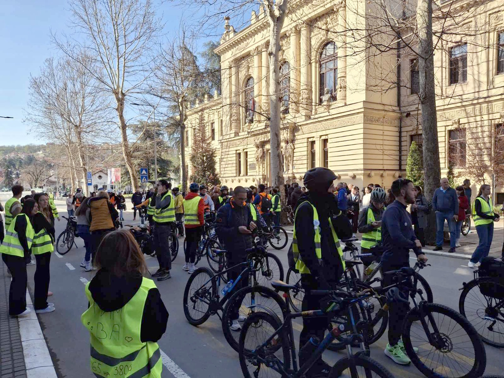 Studenti na biciklima krenuli za Kraljevo/Vamedia