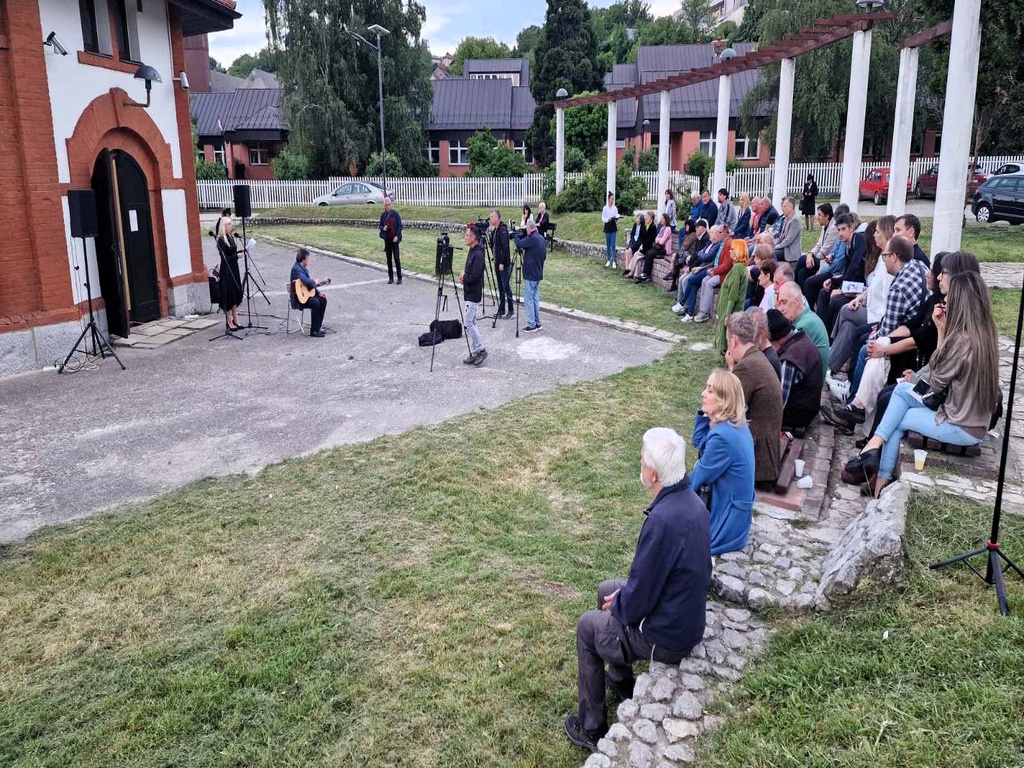 „Mića Trnavac majstor slikarstva plemenitog srca i kosmičke energije”