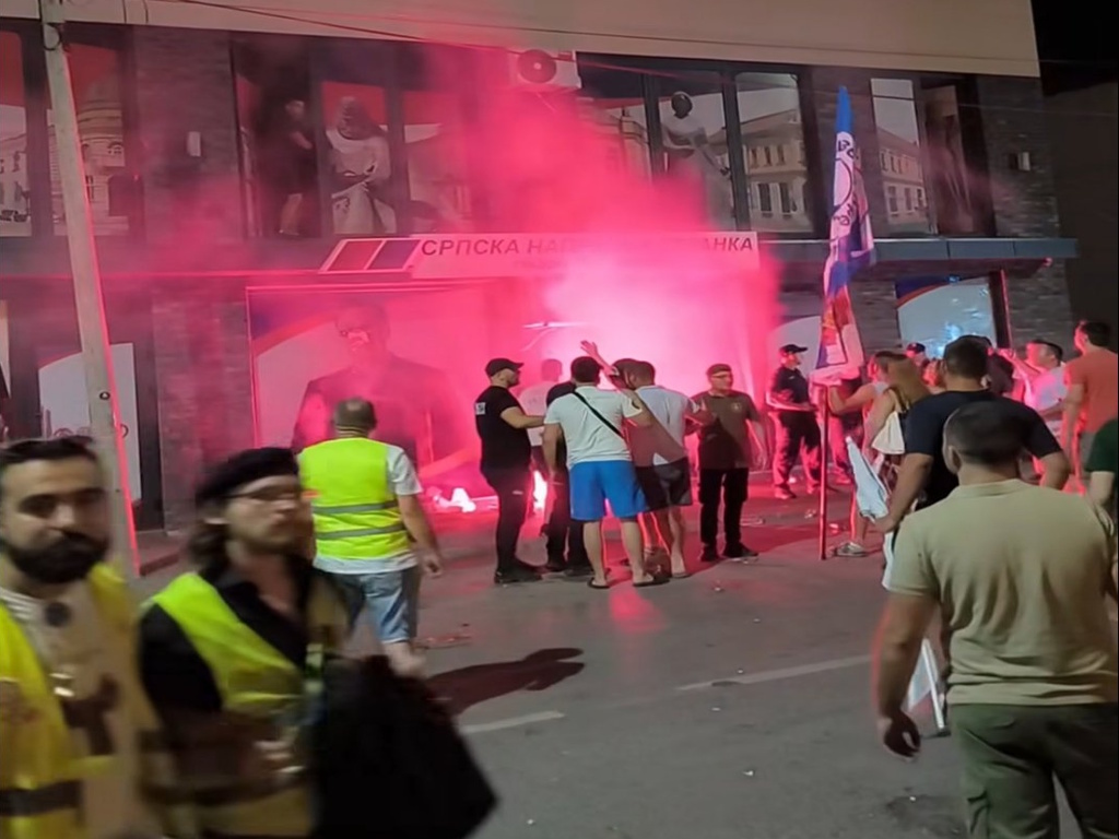 Incident ispred SNS-a tokom protesta u Valjevu
