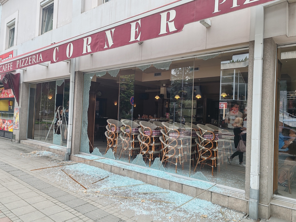 polupani izlozi na "Korneru"