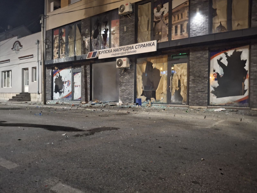 Demolirane i zapaljene prostorije SNS-a