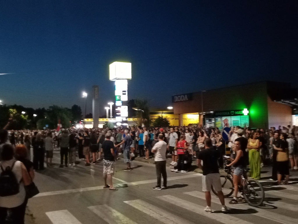 Protest ispred policije