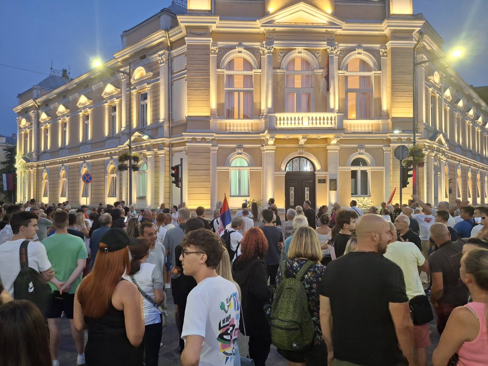 protest podrške ispred suda 