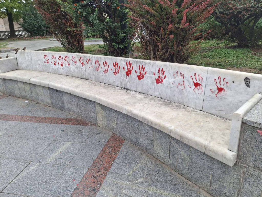 Crvena farba i poruke na Trgu Živojina Mišića