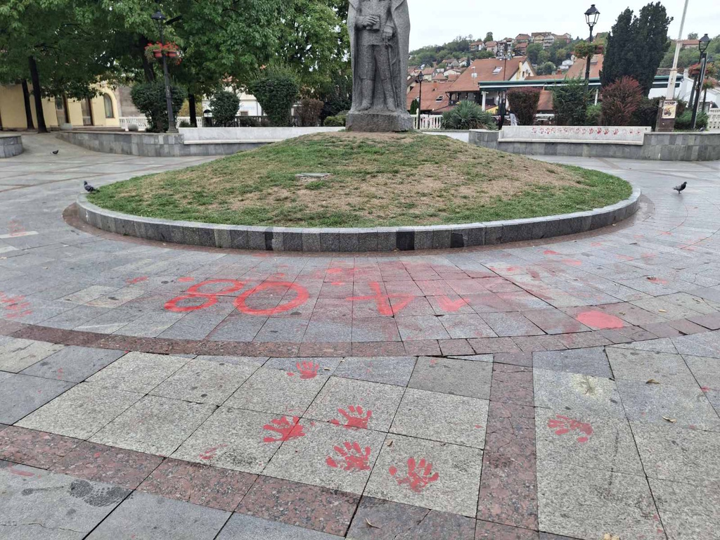 Crvena farba i poruke na Trgu Živojina Mišića