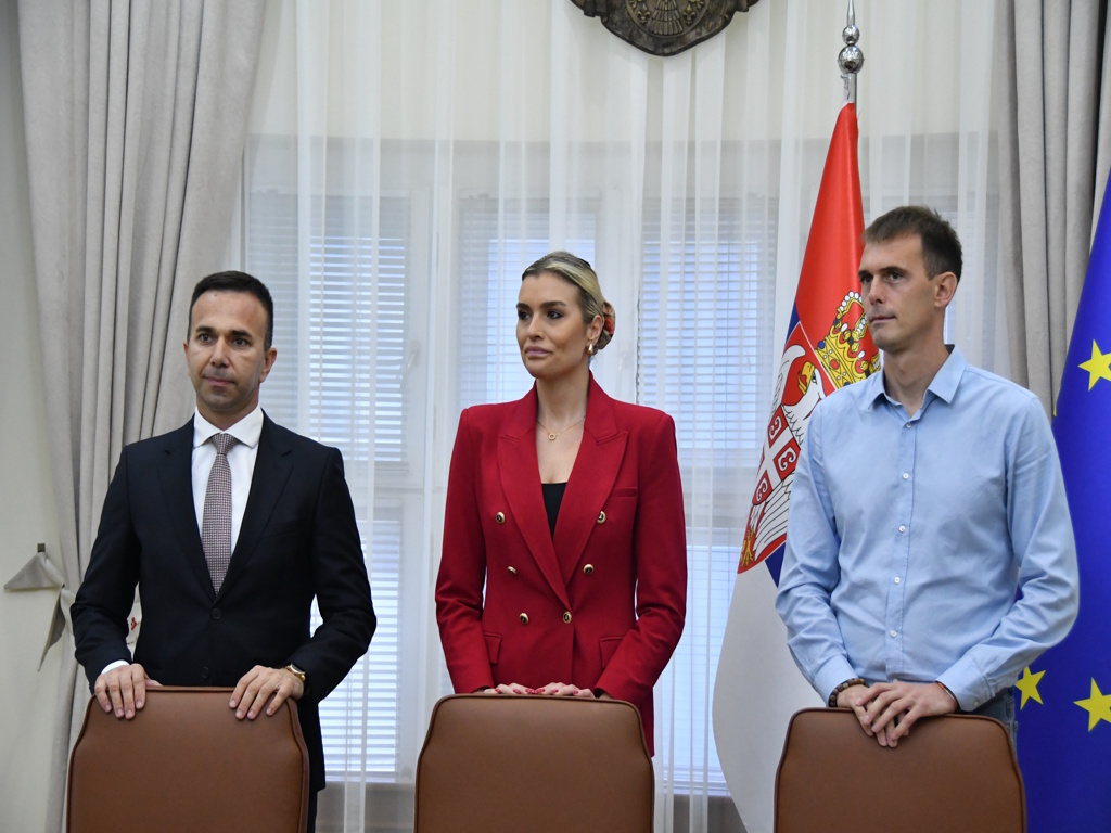 Pomocnica ministra za javna ulaganja Marija Jovanovic, predsednik opštine Mionica Boban Jankovic i predstavnik izvodaca radova Bojan Tomaševic. FOTO TANJUG/ ANA PAUNKOVIC