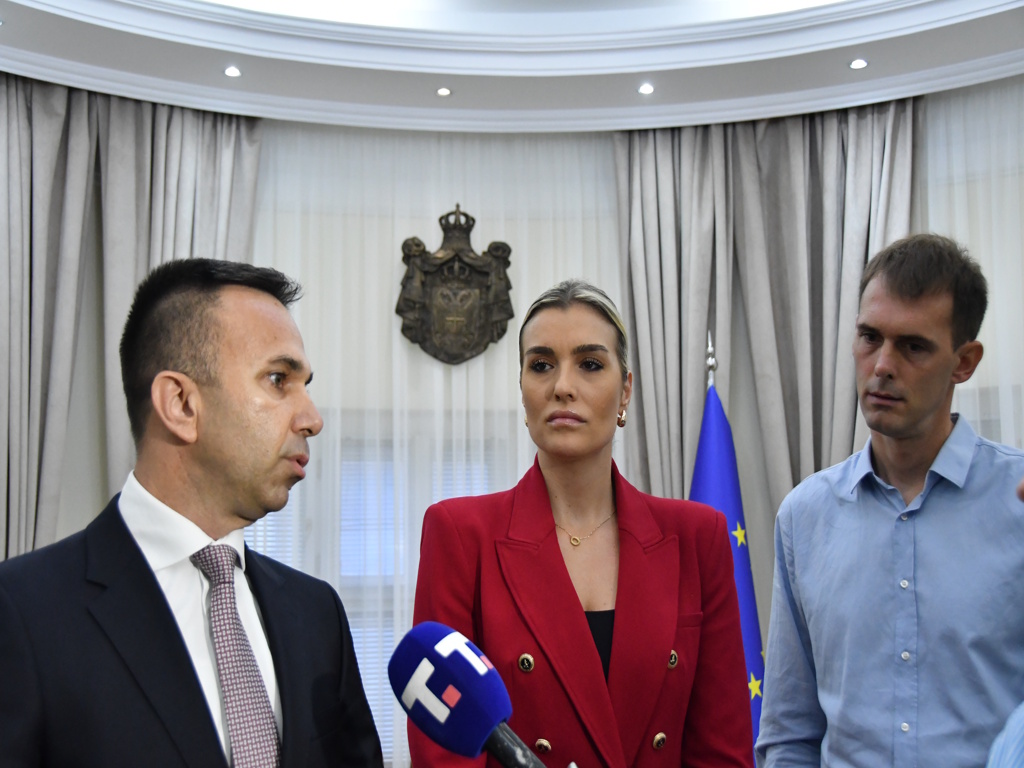 Pomocnica ministra za javna ulaganja Marija Jovanovic, predsednik opštine Mionica Boban Jankovic i predstavnik izvodaca radova Bojan Tomaševic. FOTO TANJUG/ ANA PAUNKOVIC