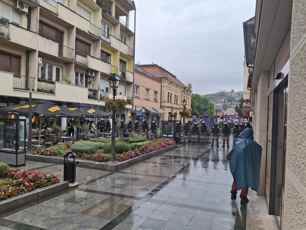 Žandarmerija razdvaja skupove