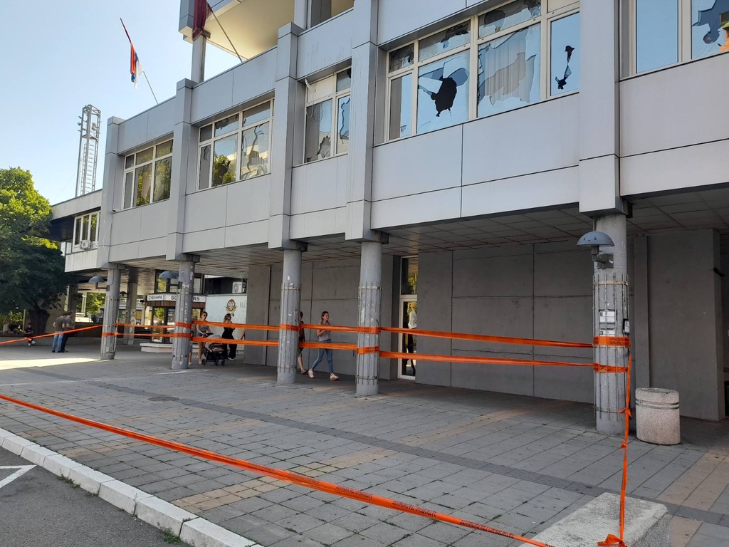 polupana stakla na gradskoj upravi