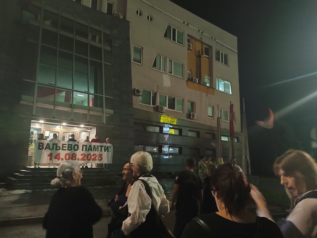 protest ispred zgrade policije, Valjevska gimnazija
