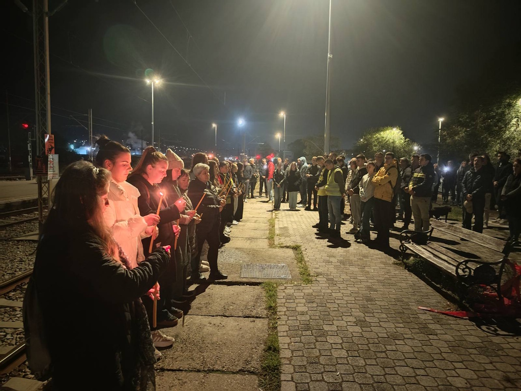 paljenje sveća za stradale u padu nadstrešnice 