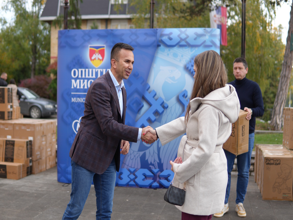 MIonica, Boban Janković, uručenje kolica 