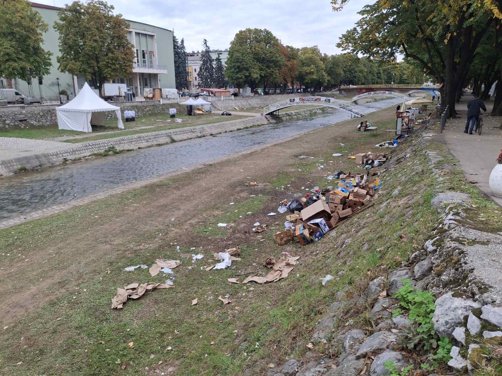 smeće na keju Kolubare posle Čvarkijade 