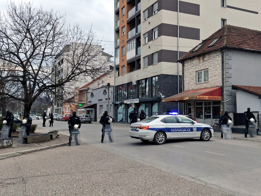 policija ispred prostorija SNS-a u Valjevu