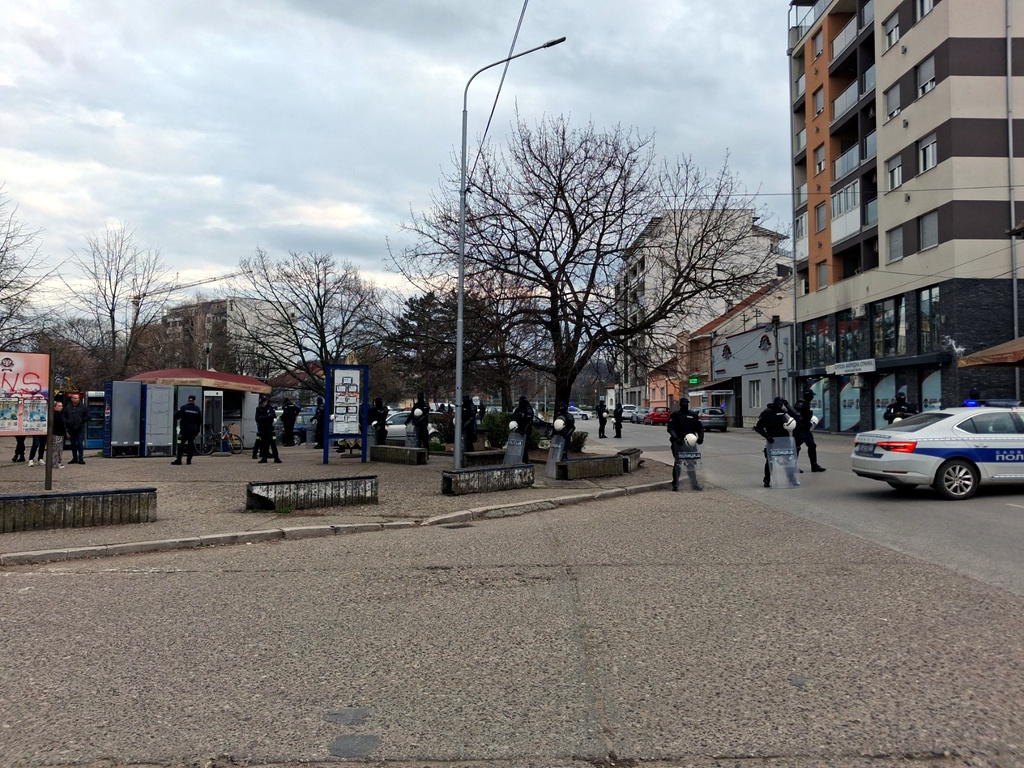 policija ispred prostorija SNS-a u Valjevu
